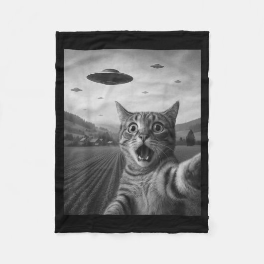 宇宙人に驚くエド猫の自撮り UFOと猫 フリースブランケット (正面)