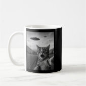 宇宙人に驚くエド・キャットの自撮り UFOと猫 コーヒーマグカップ (左)