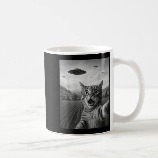 宇宙人に驚くエド・キャットの自撮り UFOと猫 コーヒーマグカップ (右)