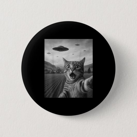 宇宙人に驚くエド・キャットの自撮り UFO付き 缶バッジ (正面)