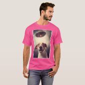 宇宙人 エイリアン UFOと自撮りする犬 Tシャツ (正面フル)