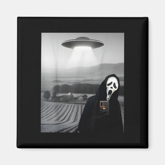 宇宙人UFOと一緒に写るホラーな幽霊のセルフィーでお茶目なおばけ マグネット (正面)