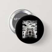 宇宙人UFOと自撮りする変なウッドチャック 楽しいグラウンド 缶バッジ (正面&裏面)