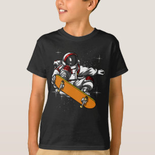 宇宙宇宙の宇宙飛行士のスケート選手のスケートボードをすること Tシャツ