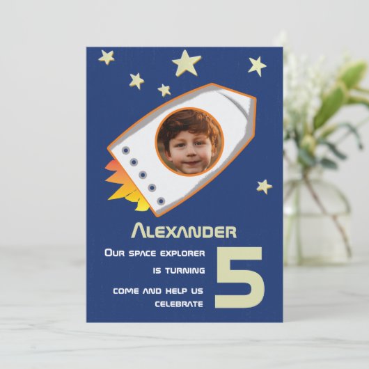 宇宙宇宙飛行士の少年かわいい写真の誕生日パーティー 招待状 (スタンド正面)