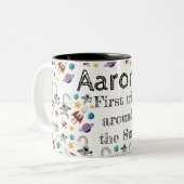 宇宙宇宙飛行士の最初の誕生日パーティーの招待 ツートーンマグカップ (正面左)