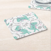 宇宙恐竜、かわいい恐竜、宇宙船、星 スクエアペーパーコースター (アングル)