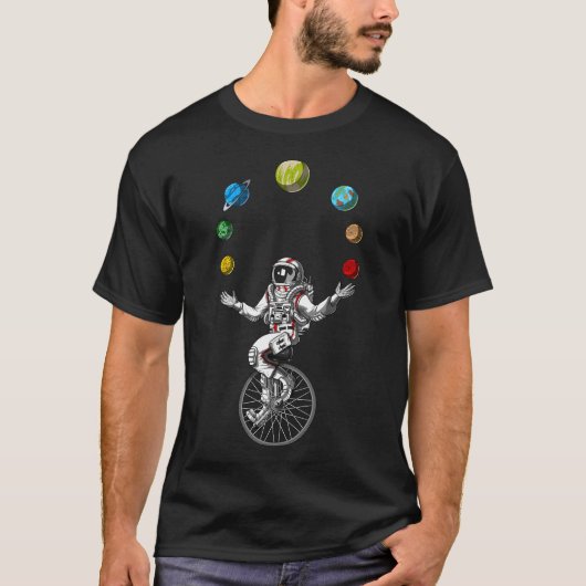 宇宙惑星をジャグリングする宇宙飛行士 Tシャツ (正面)
