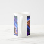 宇宙猫がピザの上に寝ている ボーンチャイナマグカップ (裏面)
