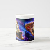 宇宙猫がピザの上に寝ている ボーンチャイナマグカップ (正面)