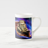宇宙猫がピザの上に寝ている ボーンチャイナマグカップ (右)