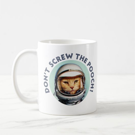 宇宙猫は"犬"のマグねじで締めません コーヒーマグカップ (左)