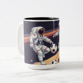 宇宙空間でサッカーをする宇宙飛行士 ツートーンマグカップ (正面左)