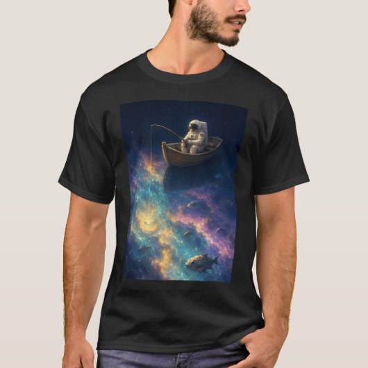宇宙空間で釣りをする宇宙飛行士 -輝く星雲の上のボートの宇宙飛行士 Tシャツ (正面)