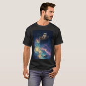 宇宙空間で釣りをする宇宙飛行士 -輝く星雲の上のボートの宇宙飛行士 Tシャツ (正面フル)