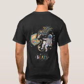 宇宙空間に浮かぶ宇宙飛行士 ブラックTシャツ Tシャツ (裏面)