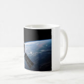宇宙空間を周回する衛星 コーヒーマグカップ (正面右)