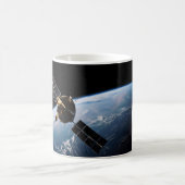 宇宙空間を周回する衛星 コーヒーマグカップ (中央)