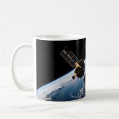 宇宙空間を周回する衛星 コーヒーマグカップ (左)