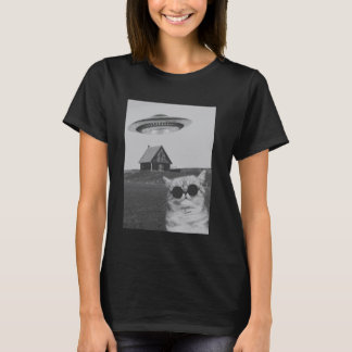 宇宙船に乗ったかわいい猫 Tシャツ
