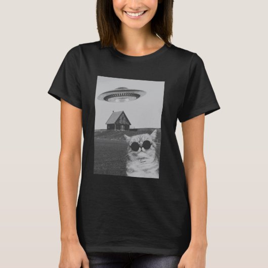 宇宙船に乗ったかわいい猫 Tシャツ (正面)