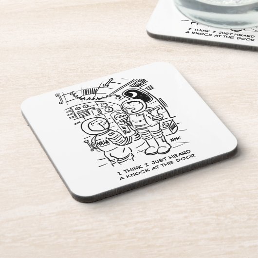 宇宙船のスペースマンがドアをノックするのを聞く コースター (左側)