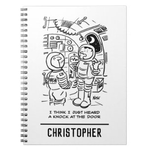 宇宙船のスペースマンがドアをノックするのを聞く ノートブック