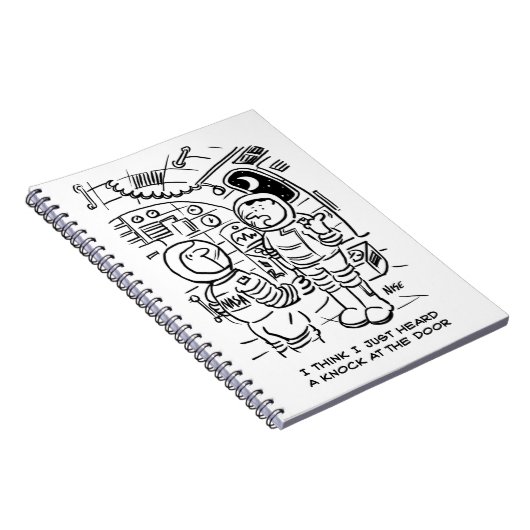 宇宙船のスペースマンがドアをノックするのを聞く ノートブック (右側)