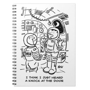 宇宙船のスペースマンがドアをノックするのを聞く ノートブック