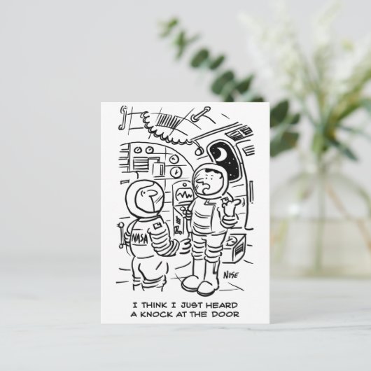 宇宙船のスペースマンがドアをノックするのを聞く ポストカード (スタンド正面)
