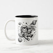 宇宙遊泳中の猫の宇宙飛行士 もっとスペースが欲しい ツートーンマグカップ (左)
