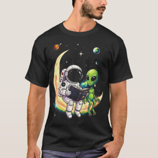宇宙飛行士がエイリアンの月空間で本を読む Tシャツ