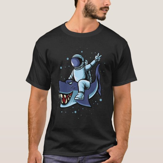 宇宙飛行士がサメに乗る宇宙キッズ少年サメ Tシャツ (正面)