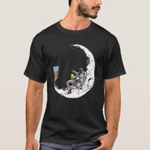 宇宙飛行士がテレビを見ている様子を見る Tシャツ