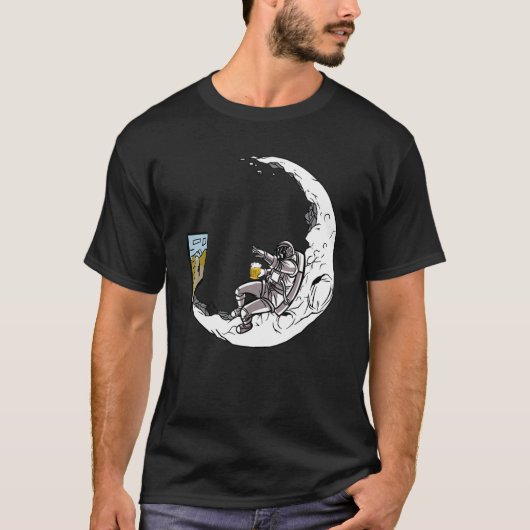 宇宙飛行士がテレビを見ている様子を見る Tシャツ (正面)