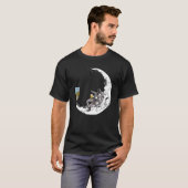 宇宙飛行士がテレビを見ている様子を見る Tシャツ (正面フル)