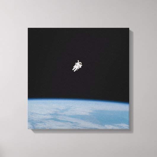 宇宙飛行士が地球の上空を歩く キャンバスプリント (正面)