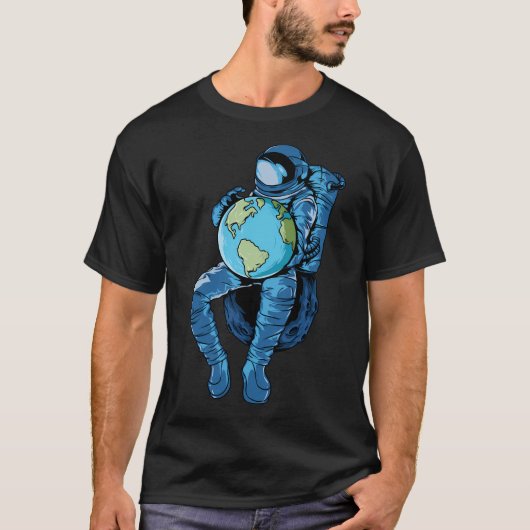 宇宙飛行士が地球を保持 Tシャツ (正面)