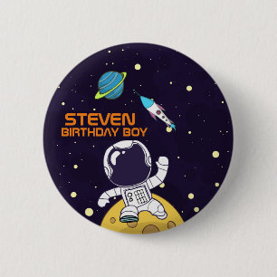 宇宙飛行士が宇宙に浮かぶ誕生日 缶バッジ