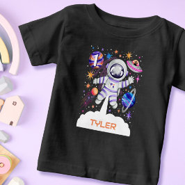 宇宙飛行士が惑星とロケットに囲まれたデザイン ベビーTシャツ