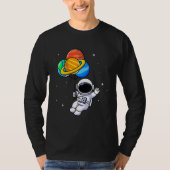 宇宙飛行士が惑星風船システムを保持太陽のする Tシャツ (正面)