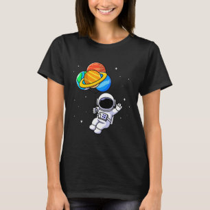 宇宙飛行士が惑星風船システムを保持太陽のする Tシャツ