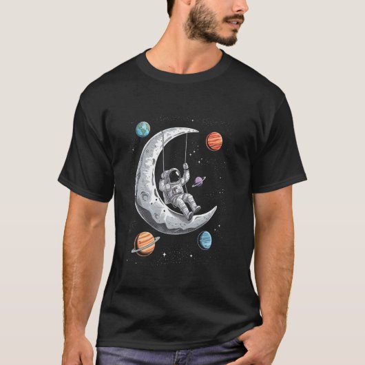宇宙飛行士が月宇宙でぶら下がり運動 おもしろジョーク メンズ キッズ Tシャツ (正面)