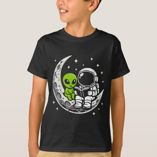 宇宙飛行士が本を読むエイリアンの月スペース Tシャツ (正面)