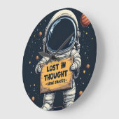 宇宙飛行士が考え事に没頭してる面白イラスト ラージ壁時計 (傾斜)