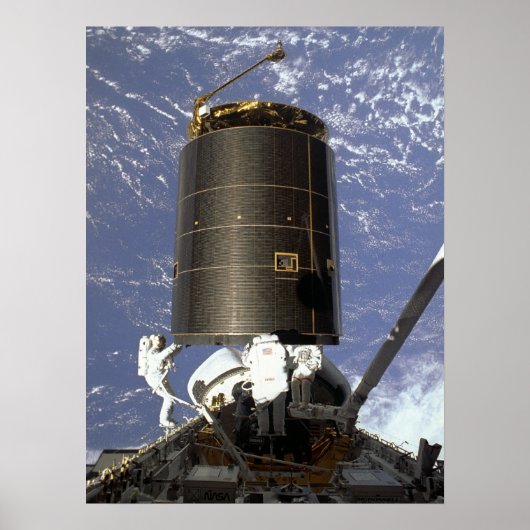 宇宙飛行士がINTELSAT VI (STS-49)を捕獲し修理する ポスター (正面)