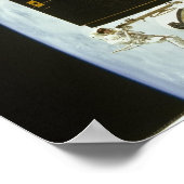 宇宙飛行士がINTELSAT VI (STS-49)を捕獲し修理する ポスター (角)