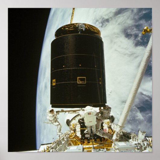 宇宙飛行士がINTELSAT VI (STS-49)を捕獲し修理する ポスター (正面)