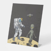 宇宙飛行士とエイリアン 台座サイン (正面)
