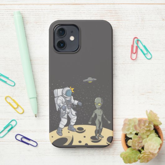 宇宙飛行士とエイリアン iPhoneケース (デスク上)